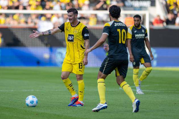 06 08 2024, Football test match, Season 2024 2025, Borussia Moenchengladbach FC Villareal in Altach Pascal Gross Borussia Dortmund, 13 gives his teammates loud instructions in front of Dani Parejo FC Villareal, 10 Photo Kirchner Media DI Copyright: xKirchner-Media DIx