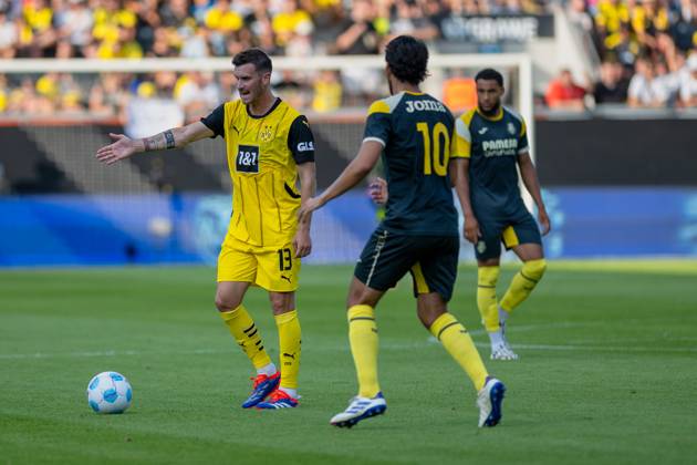 06 08 2024, Football test match, Season 2024 2025, Borussia Moenchengladbach FC Villareal in Altach Pascal Gross Borussia Dortmund, 13 gives his teammates loud instructions in front of Dani Parejo FC Villareal, 10 Photo Kirchner Media DI Copyright: xKirchner-Media DIx