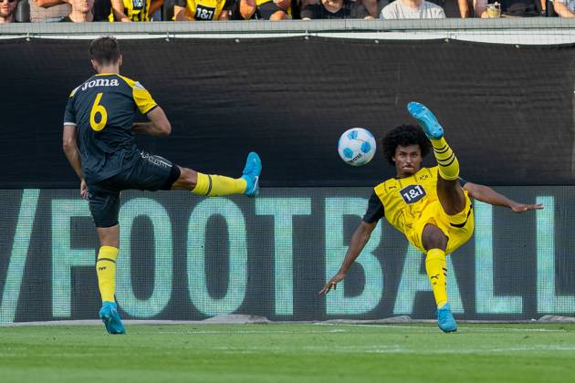 06 08 2024, Soccer test match, season 2024 2025, Borussia Moenchengladbach FC Villareal in Altach Karim Adeyemi Borussia Dortmund 09, 27 trying to block Denis Suarez FC Villareal, 06 trying to block the shot Photo Kirchner Media DI Copyright: xKirchner-Media DIx