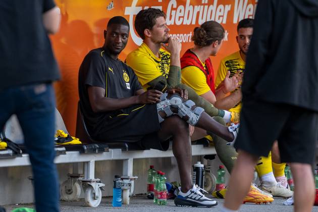 06 08 2024, Soccer test match, season 2024 2025, Borussia Moenchengladbach FC Villareal in Altach Serhou Guirassy Borussia Bortmund and Gregor Kobel Borussia Dortmund 09, 01 on the bench Photo Kirchner Media DI Copyright: xKirchner-Media DIx
