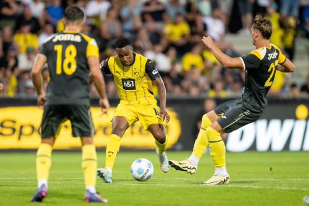 06 08 2024, Soccer test match, season 2024 2025, Borussia Moenchengladbach FC Villareal in Altach Youssoufa Moukoko Borussia Dortmund 09, 18 takes a shot on goal and Paul Cabanes FC Villareal, 27 tries to block the shot Davor Adria Altimira FC Villareal, 18 Photo Kirchner Media DI Copyright: xKirchner-Media DIx