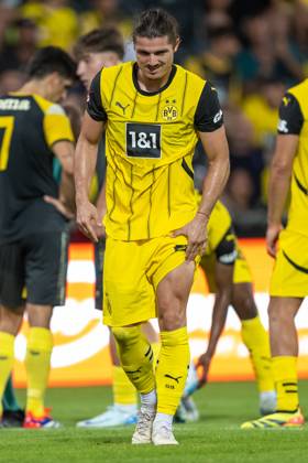 06 08 2024, Football test match, 2024 2025 season, Borussia Moenchengladbach FC Villareal in Altach After the final whistle, Marcel Sabitzer Borussia Dortmund, 20 grabs his sore thigh Photo Kirchner Media DI Copyright: xKirchner-Media DIx