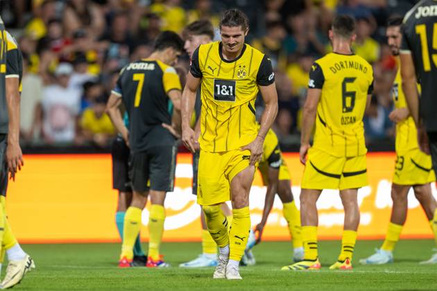 06 08 2024, Football test match, 2024 2025 season, Borussia Moenchengladbach FC Villareal in Altach After the final whistle, Marcel Sabitzer Borussia Dortmund, 20 grabs his sore thigh Photo Kirchner Media DI Copyright: xKirchner-Media DIx