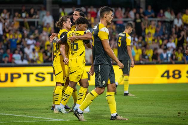 06 08 2024, Football test match, Season 2024 2025, Borussia Moenchengladbach FC Villareal in Altach While the Villareal players hug their heads, Emre Can Borussia Dortmund 09, 23 Julien Duranville Borussia Dortmund 09, 16 hugs with joy Behind him Marcel Sabitzer Borussia Dortmund, 20 Photo Kirchner Media DI Copyright: xKirchner-Media DIx