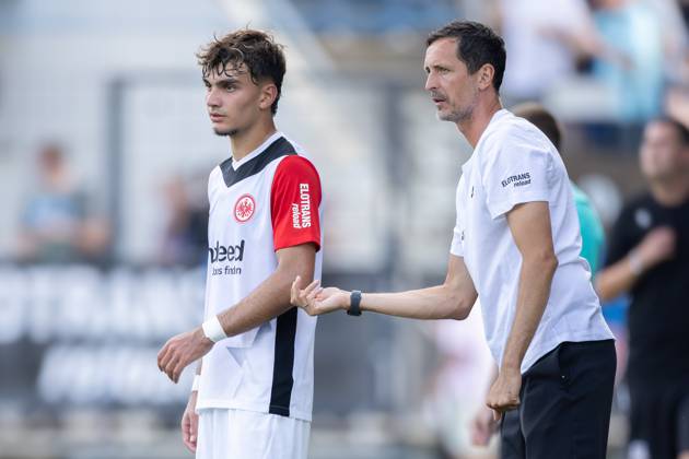 FSV Frankfurt Eintracht Frankfurt, test match instructions from coach Dino Toppmöller Eintracht Frankfurt to Can Uzun Eintracht Frankfurt, 20 test match between FSV Frankfurt and Eintracht Frankfurt on August 7, 2024 in Frankfurt , Frankfurt am Main Hessen Germany PSD Bank Arena