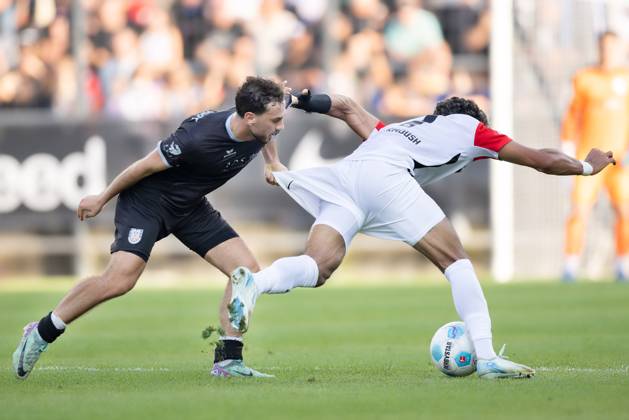 FSV Frankfurt Eintracht Frankfurt, Test match Birkan Celik FSV Frankfurt, 2 holds Omar Marmoush Eintracht Frankfurt, 7 by the pants Test match between FSV Frankfurt and Eintracht Frankfurt on August 7, 2024 in Frankfurt , Frankfurt am Main Hessen Germany PSD Bank Arena