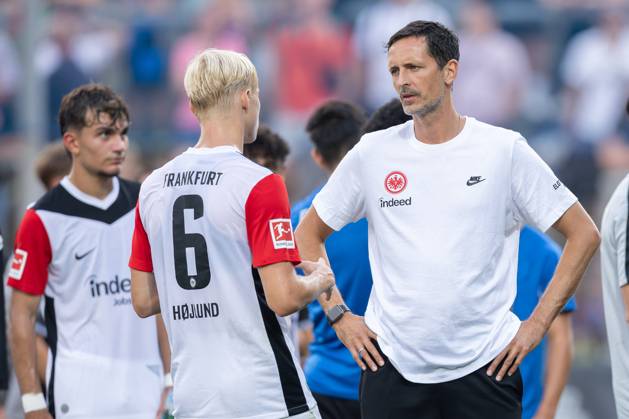 FSV Frankfurt Eintracht Frankfurt, Test match Coach Dino Toppmöller Eintracht Frankfurt in conversation with Can Uzun Eintracht Frankfurt, 20 and Oscar Hojlund Eintracht Frankfurt, 6 Test match between FSV Frankfurt and Eintracht Frankfurt on August 7, 2024 in Frankfurt , Frankfurt am Main Hessen Germany PSD Bank Arena