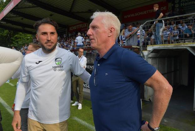 26 07 2024, GER, Soccer, Regionalliga West, Season 2024 2025, 01 Matchday, Ohlendorf Stadion im Heidewald, Gütersloh FC Gütersloh MSV Duisburg 0 1 Julian Hesse Coach FC Gütersloh, left and Rob Reekers Sporting Director FC Gütersloh , Action, Single image, Cross, Facial expression, Gesture, Coach, Coach