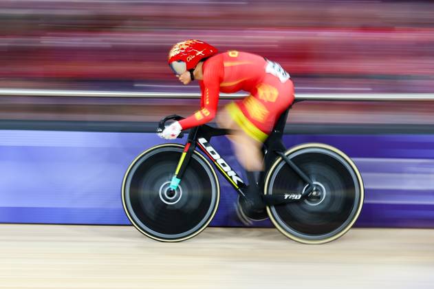 Paris 2024 Olympic Games, Olympische Spiele, Olympia, OS Picture by Alex Whitehead SWpix.com - 09 08 2024 - Paris 2024 Olympic Games - Track cycling, Rad, Radsport, Bahnrad, Bahn - National Velodrome, Saint-Quentin-en-Yvelines, France - Women s Sprint Qualifying - Shanju Bao (China) Copyright: x xSWpix.comx(t axPhotographyxHubxLtd)xAlexxWhitehead SWpix.comx SWP-2602-5820
