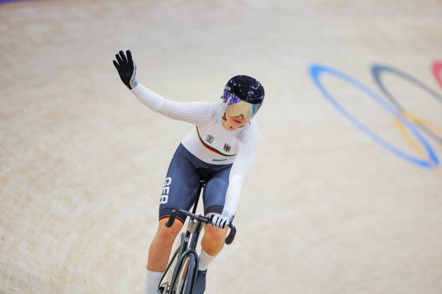 Paris 2024 Olympic Games, Olympische Spiele, Olympia, OS Picture by Ed Sykes SWpix.com - 09 08 2024 - Paris 2024 Olympic Games - Track cycling, Rad, Radsport, Bahnrad, Bahn - National Velodrome, Saint-Quentin-en-Yvelines, France - Women s Sprint Qualifying - Lea Friedrich (Germany) celebrates setting a new world record 10.029 beating the record set by Ellesse Andrews (New Zealand) which was set 4 heats earlier beating the record set by Kelsey Mitchell (Canada) at Cochabamba Velodrome in 2019 at a altitude of over 2,500 metres Copyright: x xSWpix.comx(t axPhotographyxHubxLtd)xEdxSykes SWpix.comx SWP-2602-5880