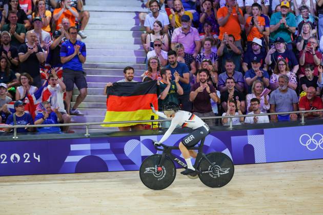 Paris 2024 Olympic Games, Olympische Spiele, Olympia, OS Picture by Ed Sykes SWpix.com - 09 08 2024 - Paris 2024 Olympic Games - Track cycling, Rad, Radsport, Bahnrad, Bahn - National Velodrome, Saint-Quentin-en-Yvelines, France - Women s Sprint Qualifying - Lea Friedrich (Germany) celebrates setting a new world record 10.029 beating the record set by Ellesse Andrews (New Zealand) which was set 4 heats earlier beating the record set by Kelsey Mitchell (Canada) at Cochabamba Velodrome in 2019 at a altitude of over 2,500 metres Copyright: x xSWpix.comx(t axPhotographyxHubxLtd)xEdxSykes SWpix.comx SWP-2602-5873