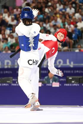 OLYMPICS - Olympic Summer Games 2024 PARIS,FRANCE,10.AUG.24 - OLYMPICS, TAEKWONDO - Olympic Summer Games Paris 2024, +67kg, women. Image shows Zeqi Zhou (CHN) and Marlene Jahl (AUT). GEPAxpictures xArminxRauthner