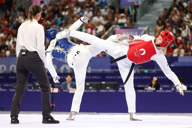 OLYMPICS - Olympic Summer Games 2024 PARIS,FRANCE,10.AUG.24 - OLYMPICS, TAEKWONDO - Olympic Summer Games Paris 2024, +67kg, women. Image shows Zeqi Zhou (CHN) and Marlene Jahl (AUT). GEPAxpictures xArminxRauthner