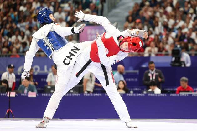 OLYMPICS - Olympic Summer Games 2024 PARIS,FRANCE,10.AUG.24 - OLYMPICS, TAEKWONDO - Olympic Summer Games Paris 2024, +67kg, women. Image shows Zeqi Zhou (CHN) and Marlene Jahl (AUT). GEPAxpictures xArminxRauthner