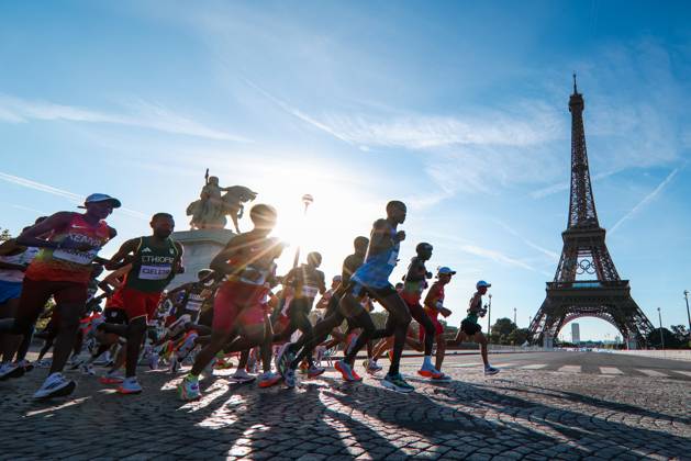 OLYMPICS - Olympic Summer Games 2024 PARIS,FRANCE,10.AUG.24 - OLYMPICS, ATHLETICS - Olympic Summer Games Paris 2024, marathon, men. Image shows the athletes and a general view of the Eiffel tower. GEPAxpictures xMaticxKlansek