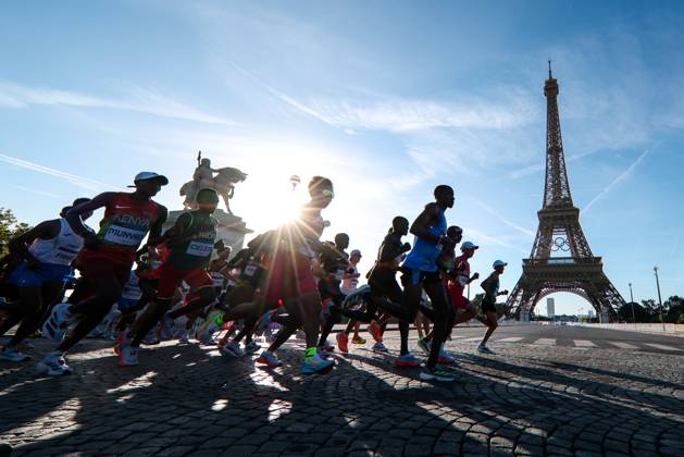 OLYMPICS - Olympic Summer Games 2024 PARIS,FRANCE,10.AUG.24 - OLYMPICS, ATHLETICS - Olympic Summer Games Paris 2024, marathon, men. Image shows the athletes and a general view of the Eiffel tower. GEPAxpictures xMaticxKlansek