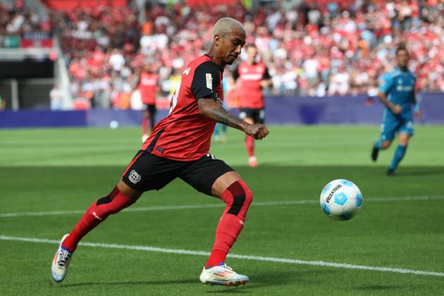 Arthur Bayer 04 Leverkusen in action, on the ball, individual action, test match, Bayer 04 Leverkusen vs Real Betis Sevilla, BayArena on August 10, 2024 in Leverkusen, Germany Photo by Oliver Kaelke DeFodi Images Arthur Bayer 04 Leverkusen controls the ball, test match, Bayer 04 Leverkusen vs Real Betis Sevilla, BayArena on August 10, 2024 in Leverkusen, Germany Photo by Oliver Kaelke DeFodi Images Defodi 678 2024 08 10 OK LEVRBS 0758 Defodi-678
