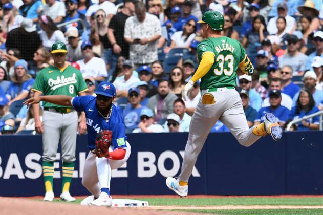 August 10, 2024, Toronto, On, Canada: Toronto Blue Jays first baseman Vladimir Guerrero Jr. (27), centre, make a catch at first base to put out Oakland Athletics J.J. Bleday (33) in the first inning of an MLB, Baseball Herren, USA baseball game in Toronto on Saturday, Aug 10, 2024. Vladimir Guerrero Jr, J.J. Bleday - ZUMAc35_ 20240810_zaf_c35_120 Copyright: xJonxBlackerx