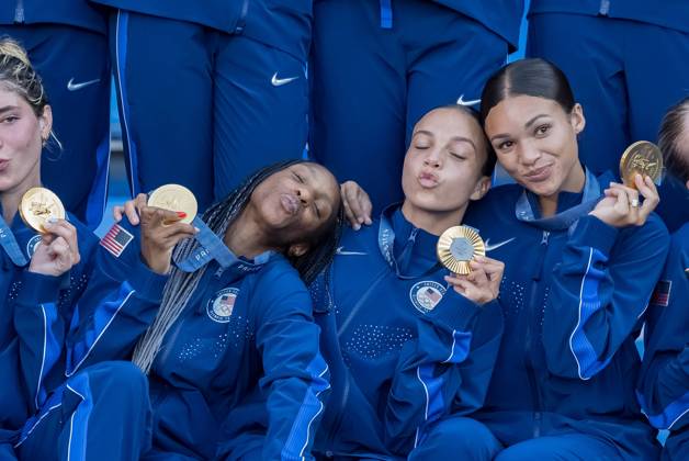 August 10, 2024, Paris, Ile de France, France: Team USA celebrates after defeating Team Brazil in the WomenÃ¢â‚¬â ¢s Football Finals for the Gold Medal at the le Parc de Princes Stadium with a score of 0-1 during the 2024 Paris Summer Olympics in Paris, France. Paris France - ZUMAa161 20240810_oly_a161_011 Copyright: xWalterxArcex