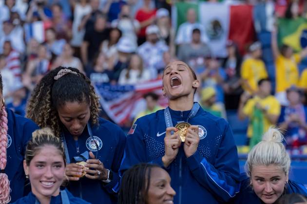 August 10, 2024, Paris, Ile de France, France: Team USA celebrates after defeating Team Brazil in the WomenÃ¢â‚¬â ¢s Football Finals for the Gold Medal at the le Parc de Princes Stadium with a score of 0-1 during the 2024 Paris Summer Olympics in Paris, France. Paris France - ZUMAa161 20240810_oly_a161_017 Copyright: xWalterxArcex
