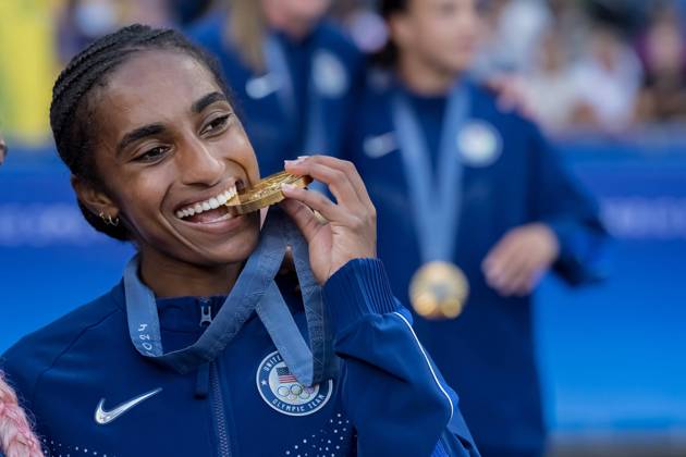 August 10, 2024, Paris, Ile de France, France: Team USA celebrates after defeating Team Brazil in the WomenÃ¢â‚¬â ¢s Football Finals for the Gold Medal at the le Parc de Princes Stadium with a score of 0-1 during the 2024 Paris Summer Olympics in Paris, France. Paris France - ZUMAa161 20240810_oly_a161_026 Copyright: xWalterxArcex