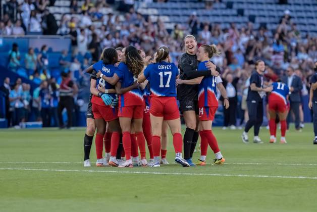 August 10, 2024, Paris, Ile de France, France: Team USA celebrates after defeating Team Brazil in the WomenÃ¢â‚¬â ¢s Football Finals for the Gold Medal at the le Parc de Princes Stadium with a score of 0-1 during the 2024 Paris Summer Olympics in Paris, France. Paris France - ZUMAa161 20240810_oly_a161_032 Copyright: xWalterxArcex