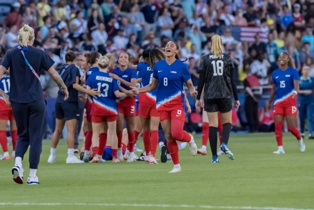 August 10, 2024, Paris, Ile de France, France: Team USA celebrates after defeating Team Brazil in the WomenÃ¢â‚¬â ¢s Football Finals for the Gold Medal at the le Parc de Princes Stadium with a score of 0-1 during the 2024 Paris Summer Olympics in Paris, France. Paris France - ZUMAa161 20240810_oly_a161_033 Copyright: xWalterxArcex