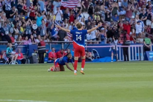 August 10, 2024, Paris, Ile de France, France: Team USA celebrates after defeating Team Brazil in the WomenÃ¢â‚¬â ¢s Football Finals for the Gold Medal at the le Parc de Princes Stadium with a score of 0-1 during the 2024 Paris Summer Olympics in Paris, France. Paris France - ZUMAa161 20240810_oly_a161_036 Copyright: xWalterxArcex