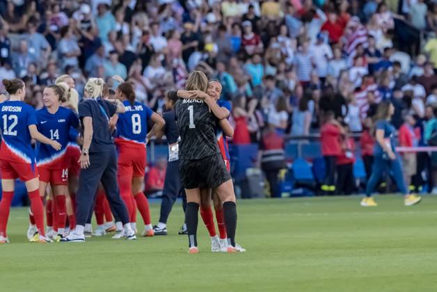 August 10, 2024, Paris, Ile de France, France: Team USA celebrates after defeating Team Brazil in the WomenÃ¢â‚¬â ¢s Football Finals for the Gold Medal at the le Parc de Princes Stadium with a score of 0-1 during the 2024 Paris Summer Olympics in Paris, France. Paris France - ZUMAa161 20240810_oly_a161_039 Copyright: xWalterxArcex