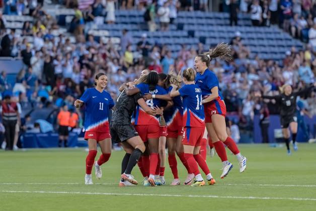 August 10, 2024, Paris, Ile de France, France: Team USA celebrates after defeating Team Brazil in the WomenÃ¢â‚¬â ¢s Football Finals for the Gold Medal at the le Parc de Princes Stadium with a score of 0-1 during the 2024 Paris Summer Olympics in Paris, France. Paris France - ZUMAa161 20240810_oly_a161_037 Copyright: xWalterxArcex