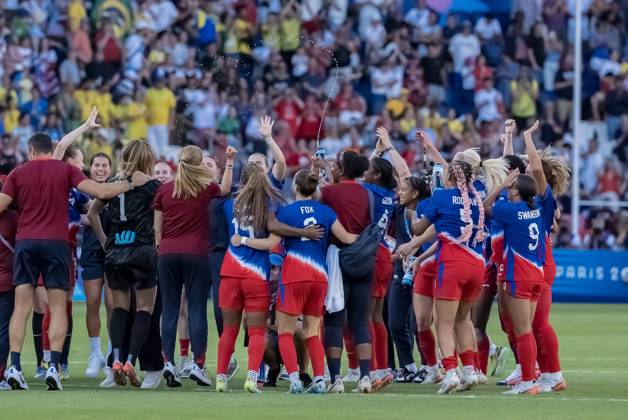 August 10, 2024, Paris, Ile de France, France: Team USA celebrates after defeating Team Brazil in the WomenÃ¢â‚¬â ¢s Football Finals for the Gold Medal at the le Parc de Princes Stadium with a score of 0-1 during the 2024 Paris Summer Olympics in Paris, France. Paris France - ZUMAa161 20240810_oly_a161_044 Copyright: xWalterxArcex