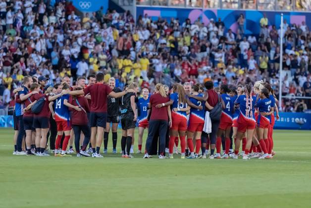 August 10, 2024, Paris, Ile de France, France: Team USA celebrates after defeating Team Brazil in the WomenÃ¢â‚¬â ¢s Football Finals for the Gold Medal at the le Parc de Princes Stadium with a score of 0-1 during the 2024 Paris Summer Olympics in Paris, France. Paris France - ZUMAa161 20240810_oly_a161_045 Copyright: xWalterxArcex