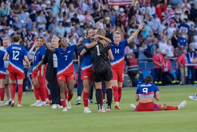 August 10, 2024, Paris, Ile de France, France: Team USA celebrates after defeating Team Brazil in the WomenÃ¢â‚¬â ¢s Football Finals for the Gold Medal at the le Parc de Princes Stadium with a score of 0-1 during the 2024 Paris Summer Olympics in Paris, France. Paris France - ZUMAa161 20240810_oly_a161_041 Copyright: xWalterxArcex