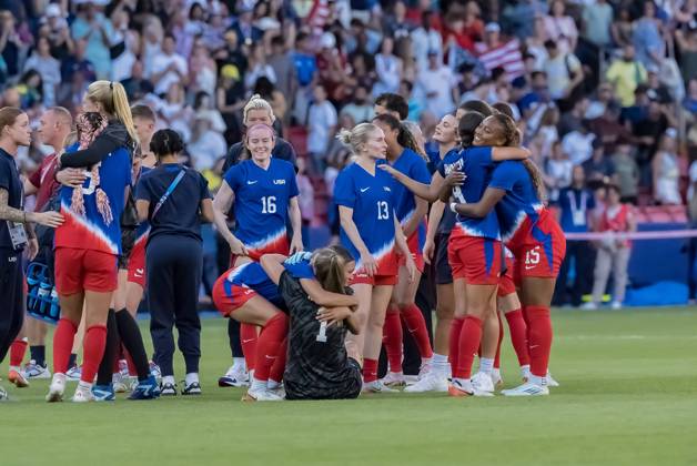 August 10, 2024, Paris, Ile de France, France: Team USA celebrates after defeating Team Brazil in the WomenÃ¢â‚¬â ¢s Football Finals for the Gold Medal at the le Parc de Princes Stadium with a score of 0-1 during the 2024 Paris Summer Olympics in Paris, France. Paris France - ZUMAa161 20240810_oly_a161_042 Copyright: xWalterxArcex