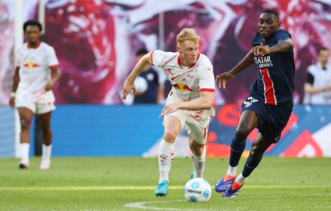 GER, 1 Bundesliga, RB Leipzig Paris Saint Germain PSG 10 08 2024, Leipzig, Red Bull Arena, GER, Saison 2024 2025, 1 Bundesliga, RasenBallsport Leipzig vs Paris Saint Germain, Saisoneroeffnung, Testspiel im Bild Nicolas Seiwald Leipzig vs Randal Kolo Muani Paris DFL regulations prohibit any use of photographs as image sequences and or quasi video