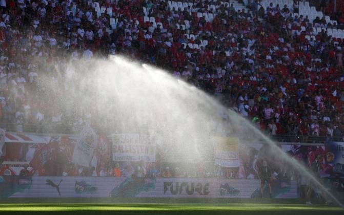 GER, 1 Bundesliga, RB Leipzig Paris Saint Germain PSG 10 08 2024, Leipzig, Red Bull Arena, GER, Saison 2024 2025, 1 Bundesliga, RasenBallsport Leipzig vs Paris Saint Germain, Saisoneroeffnung, Testspiel im Bild vor dem Spiel wird der Rasensprenger DFL regulations prohibit any use of photographs as image sequences and or quasi video