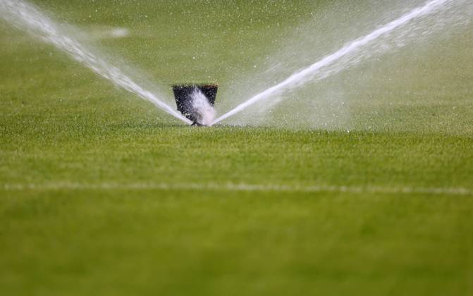 GER, 1 Bundesliga, RB Leipzig Paris Saint Germain PSG 10 08 2024, Leipzig, Red Bull Arena, GER, Saison 2024 2025, 1 Bundesliga, RasenBallsport Leipzig vs Paris Saint Germain, Saisoneroeffnung, Testspiel im Bild vor dem Spiel wird der Rasensprenger DFL regulations prohibit any use of photographs as image sequences and or quasi video