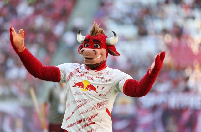 GER, 1 Bundesliga, RB Leipzig Paris Saint Germain PSG 10 08 2024, Leipzig, Red Bull Arena, GER, Saison 2024 2025, 1 Bundesliga, RasenBallsport Leipzig vs Paris Saint Germain, Saisoneroeffnung, Testspiel im Bild Maskottchen Bulli Leipzig DFL regulations prohibit any use of photographs as image sequences and or quasi video