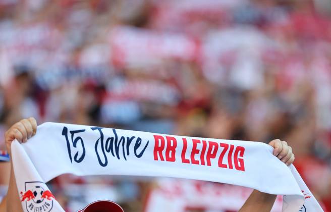 GER, 1 Bundesliga, RB Leipzig Paris Saint Germain PSG 10 08 2024, Leipzig, Red Bull Arena, GER, Saison 2024 2025, 1 Bundesliga, RasenBallsport Leipzig vs Paris Saint Germain, Saisoneroeffnung, Testspiel im Bild Fanschal mit dem Aufschrift 15 Jahre RB Leipzig wird nach oben gehalten DFL regulations prohibit any use of photographs as image sequences and or quasi video