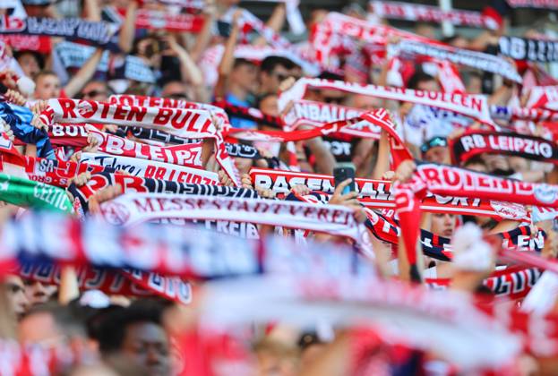 GER, 1 Bundesliga, RB Leipzig Paris Saint Germain PSG 10 08 2024, Leipzig, Red Bull Arena, GER, Saison 2024 2025, 1 Bundesliga, RasenBallsport Leipzig vs Paris Saint Germain, Saisoneroeffnung, Testspiel im Bild Leipziger Fans halten Schals nach oben DFL regulations prohibit any use of photographs as image sequences and or quasi video
