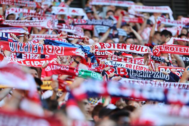 GER, 1 Bundesliga, RB Leipzig Paris Saint Germain PSG 10 08 2024, Leipzig, Red Bull Arena, GER, Saison 2024 2025, 1 Bundesliga, RasenBallsport Leipzig vs Paris Saint Germain, Saisoneroeffnung, Testspiel im Bild Leipziger Fans halten Schals nach oben DFL regulations prohibit any use of photographs as image sequences and or quasi video