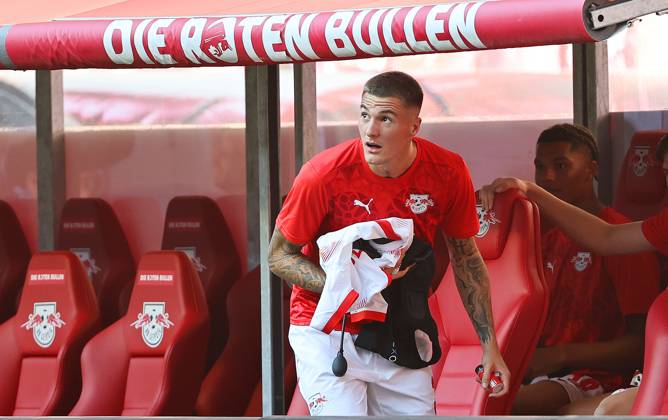 GER, 1 Bundesliga, RB Leipzig Paris Saint Germain PSG 10 08 2024, Leipzig, Red Bull Arena, GER, Saison 2024 2025, 1 Bundesliga, RasenBallsport Leipzig vs Paris Saint Germain, Saisoneroeffnung, Testspiel im Bild Benjamin Sesko Leipzig geht auf die Bank DFL regulations prohibit any use of photographs as image sequences and or quasi video