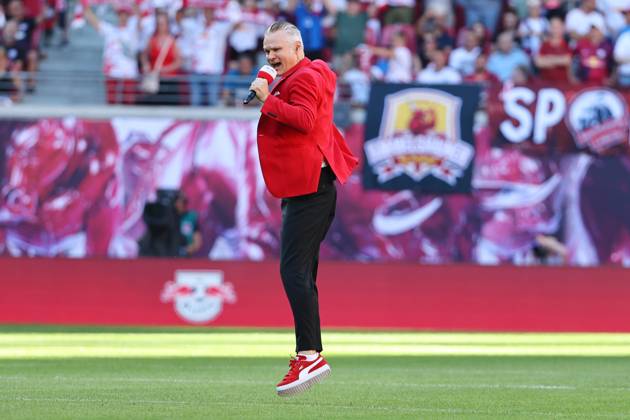 GER, 1 Bundesliga, RB Leipzig Paris Saint Germain PSG 10 08 2024, Leipzig, Red Bull Arena, GER, Saison 2024 2025, 1 Bundesliga, RasenBallsport Leipzig vs Paris Saint Germain, Saisoneroeffnung, Testspiel im Bild Stadionsprecher Tim Thoelke Leipzig DFL regulations prohibit any use of photographs as image sequences and or quasi video