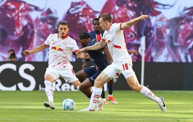 GER, 1 Bundesliga, RB Leipzig Paris Saint Germain PSG 10 08 2024, Leipzig, Red Bull Arena, GER, Saison 2024 2025, 1 Bundesliga, RasenBallsport Leipzig vs Paris Saint Germain, Saisoneroeffnung, Testspiel im Bild Eljif Elmas und Lukas Klostermann Leipzig gegen Ibrahim Mbaye Paris DFL regulations prohibit any use of photographs as image sequences and or quasi video