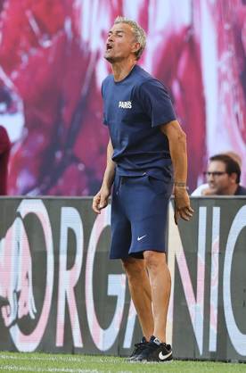 GER, 1 Bundesliga, RB Leipzig Paris Saint Germain PSG 10 08 2024, Leipzig, Red Bull Arena, GER, Saison 2024 2025, 1 Bundesliga, RasenBallsport Leipzig vs Paris Saint Germain, Saisoneroeffnung, Testspiel im Bild Trainer Luis Enrique Paris DFL regulations prohibit any use of photographs as image sequences and or quasi video