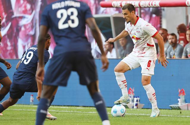 GER, 1 Bundesliga, RB Leipzig Paris Saint Germain PSG 10 08 2024, Leipzig, Red Bull Arena, GER, Saison 2024 2025, 1 Bundesliga, RasenBallsport Leipzig vs Paris Saint Germain, Saisoneroeffnung, Testspiel im Bild Eljif Elmas Leipzig am Ball DFL regulations prohibit any use of photographs as image sequences and or quasi video