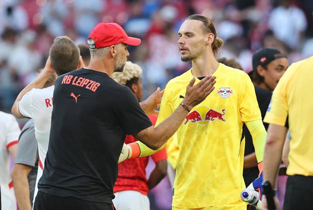 GER, 1 Bundesliga, RB Leipzig Paris Saint Germain PSG 10 08 2024, Leipzig, Red Bull Arena, GER, Saison 2024 2025, 1 Bundesliga, RasenBallsport Leipzig vs Paris Saint Germain, Saisoneroeffnung, Testspiel im Bild Trainer Marco Rose und Torwart Maarten Vandevoordt Leipzig nach dem Spiel DFL regulations prohibit any use of photographs as image sequences and or quasi video