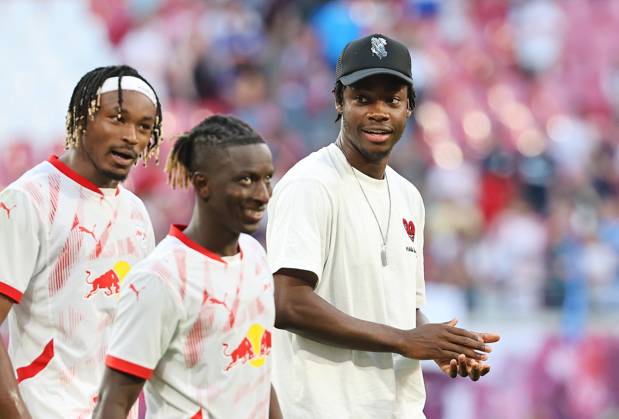 GER, 1 Bundesliga, RB Leipzig Paris Saint Germain PSG 10 08 2024, Leipzig, Red Bull Arena, GER, Saison 2024 2025, 1 Bundesliga, RasenBallsport Leipzig vs Paris Saint Germain, Saisoneroeffnung, Testspiel im Bild El Chadaille Bitshiabu Leipzig ist verletzt, hier nach dem Spiel im Keith Haering Outfit, neben Mohamed Simakan und Amadou Haidara DFL regulations prohibit any use of photographs as image sequences and or quasi video