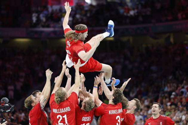 Final cheer Mikkel HANSEN DEN is thrown up by his teammates to say goodbye, cheers, joy, enthusiasm, action handball men Germany GER vs Denmark DEN , final score 26 39, final, game 38, on 11 08 2024, Olympic Games Paris 2024 France