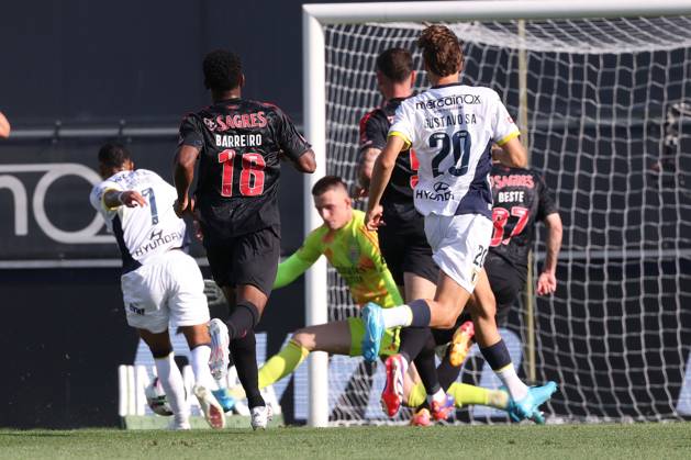 2024 08 11 xJFAx 1 ª jornada da Liga Portugal Betclic, Futebol Clube de Famalicao Sport Lisboa e Benfica v l , Sorriso FC Famalicao scores the goal to 1 0 Goalkeeper Anatoliy Trubin S L Benfica Copyright: JoaquimxFerreira